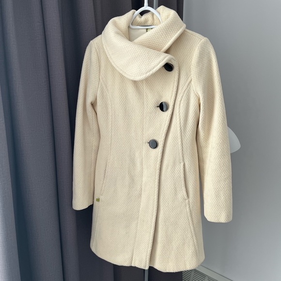 Cream trench coat - Picture 2 of 4